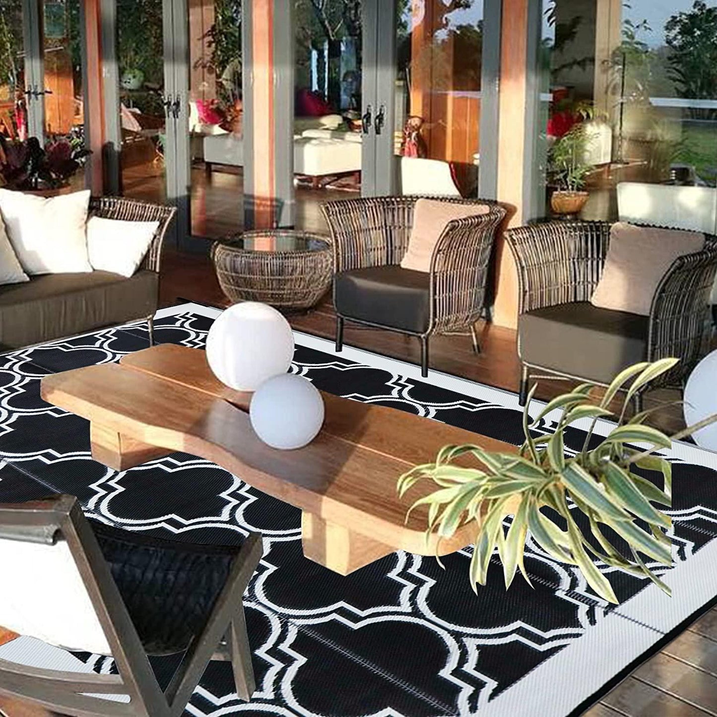 Reversible Mats, Plastic Straw Rug, Modern Area Rug, Large Floor Mat and Rug for Outdoors Black and White Quatrefoil)