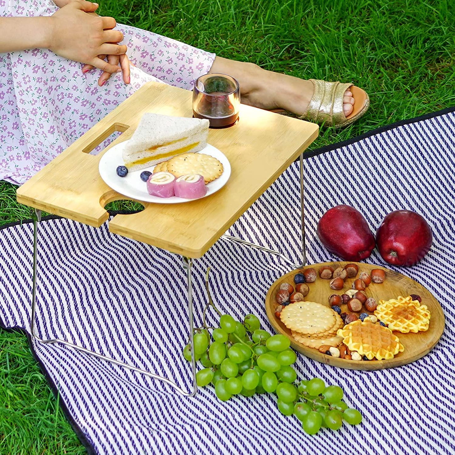 Wicker Picnic Basket for 2 with Detachable Table, Elasticated Wine Holder, Shoulder Carrying Willow Picnic Hamper Set with Premium Tableware and Blanket